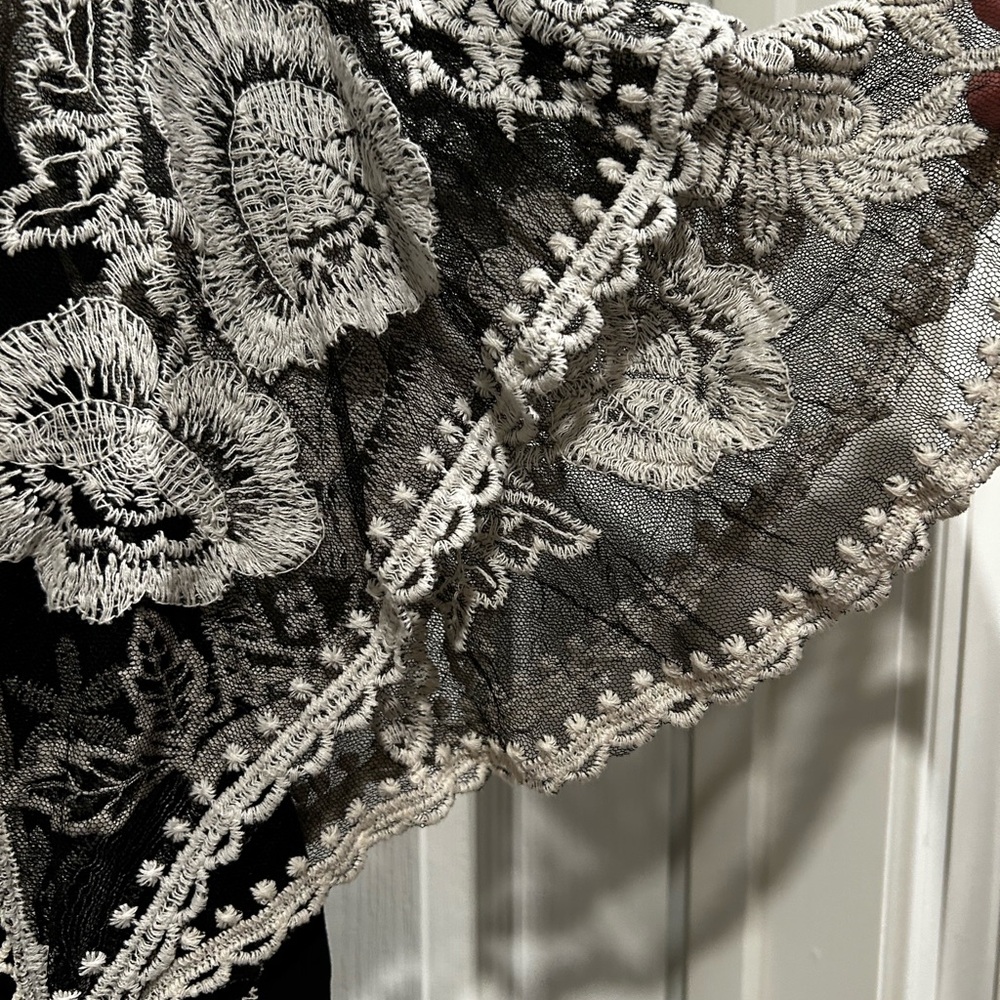 Lot of four  Women’s summer/spring tops - all size large. - Picture 16 of 16